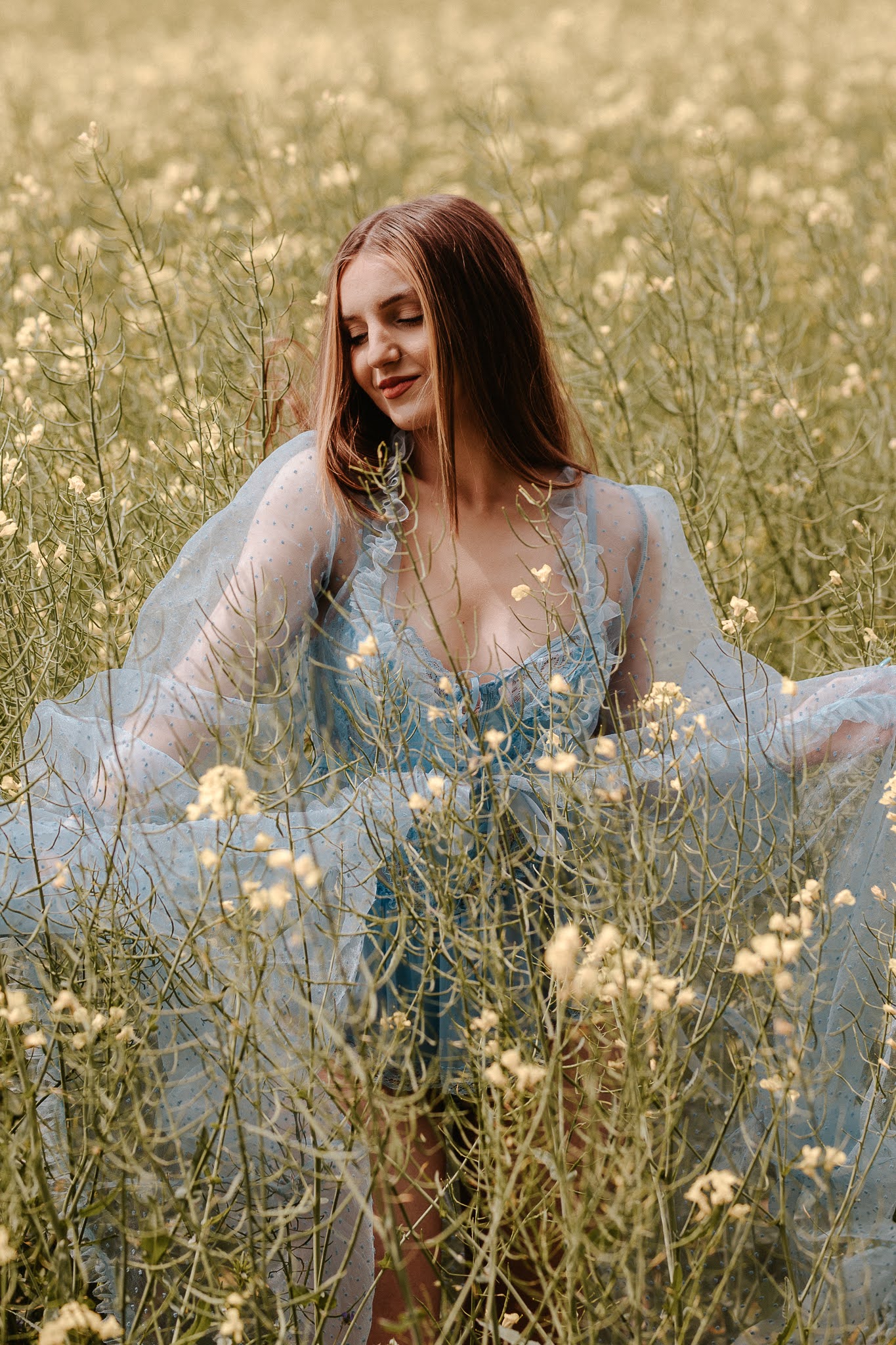 Dziewczyna siedząca w rzepaku