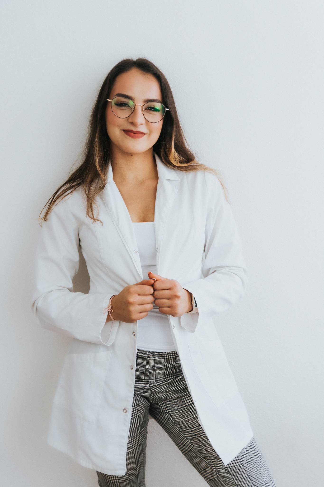 Uśmiechnięta dziewczyna w białym żakiecie dietetyka