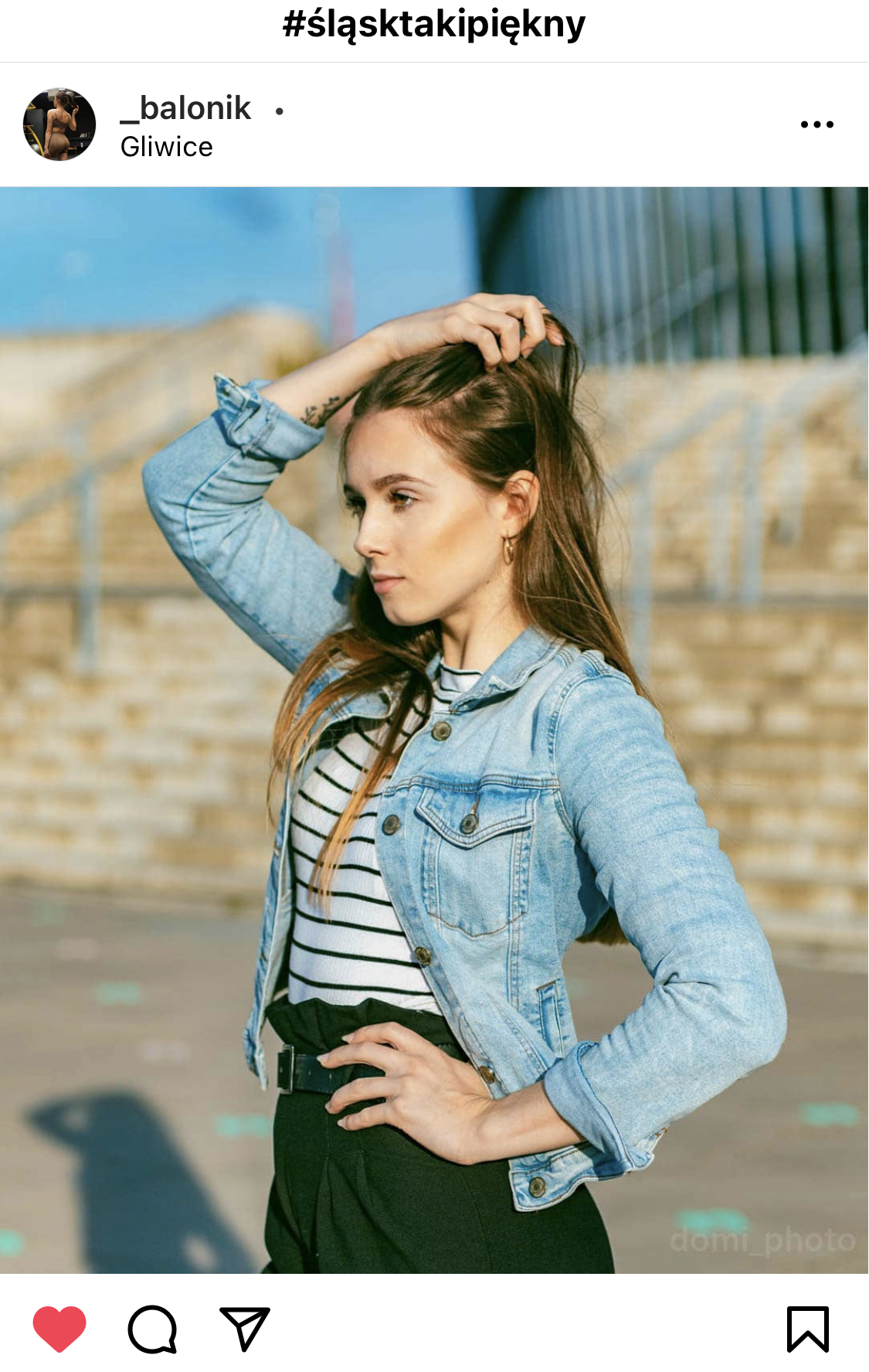 Kobieta trzymająca rękę we włosach