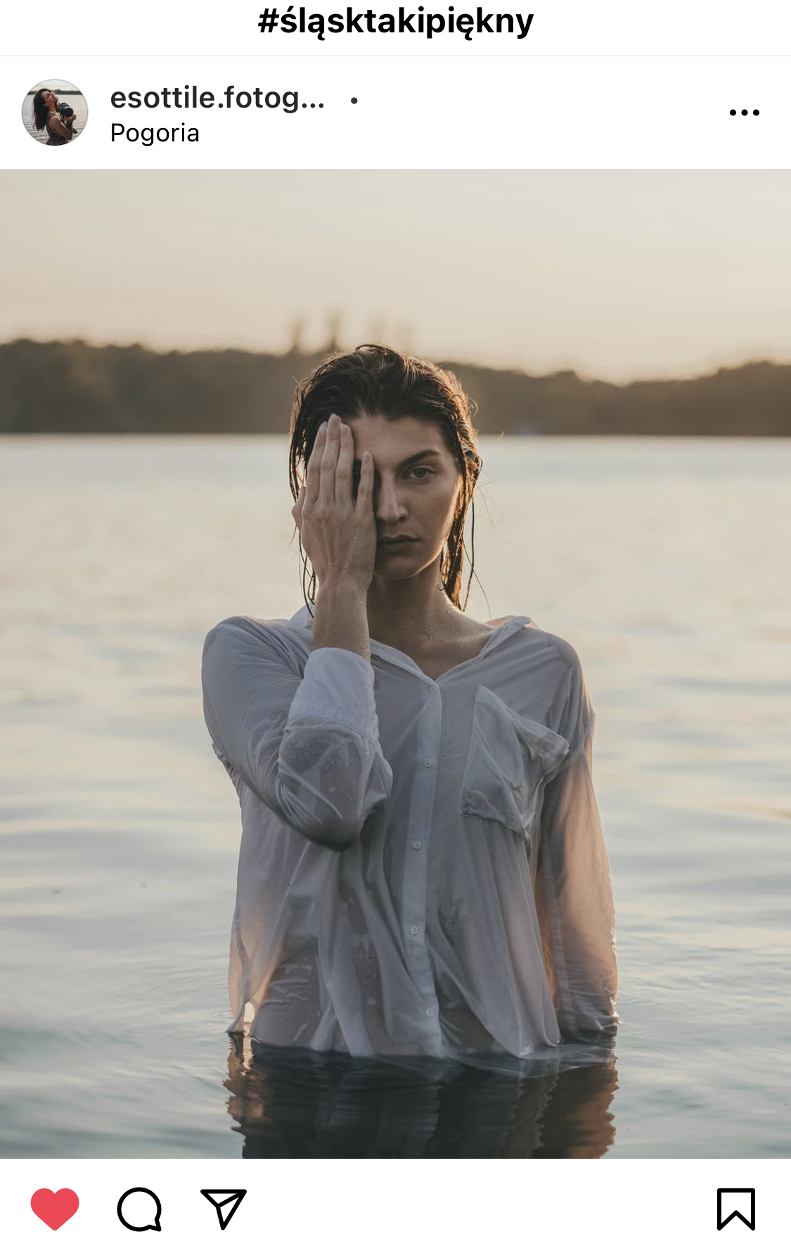 Kobieta w wodzie z zakrytym okiem, ma mokre ubranie