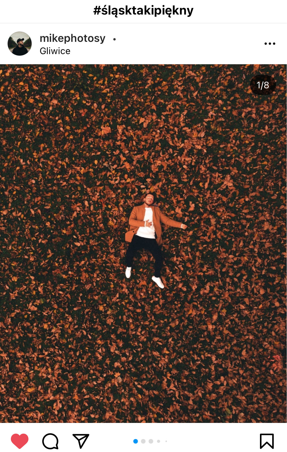 Mężczyzna leżący w liściach