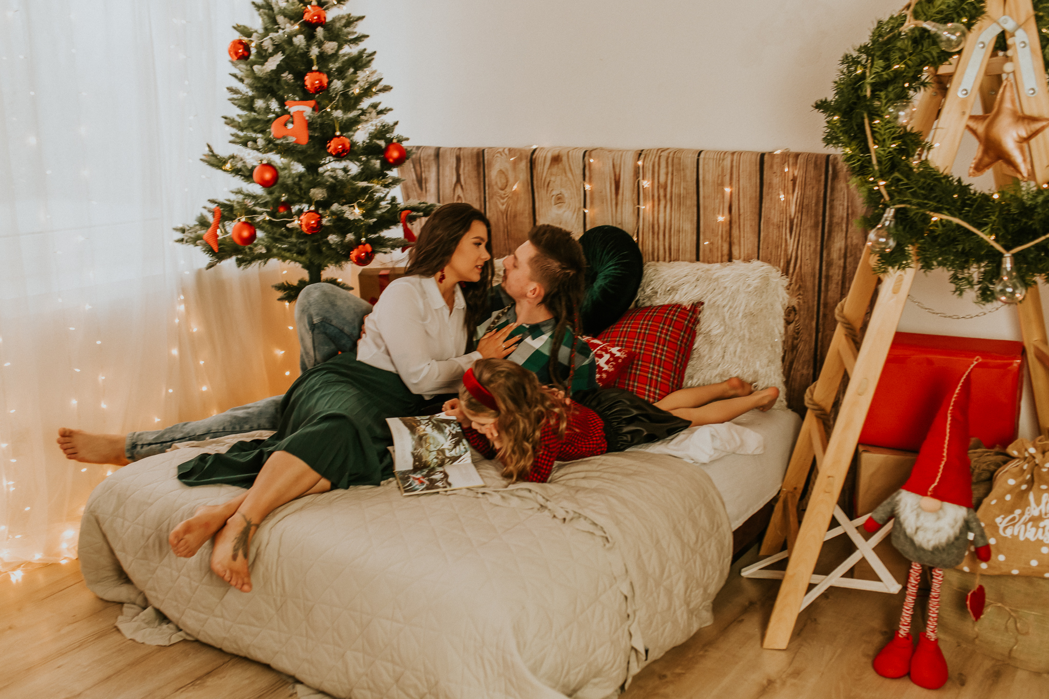 Rodzina leży na łóżku