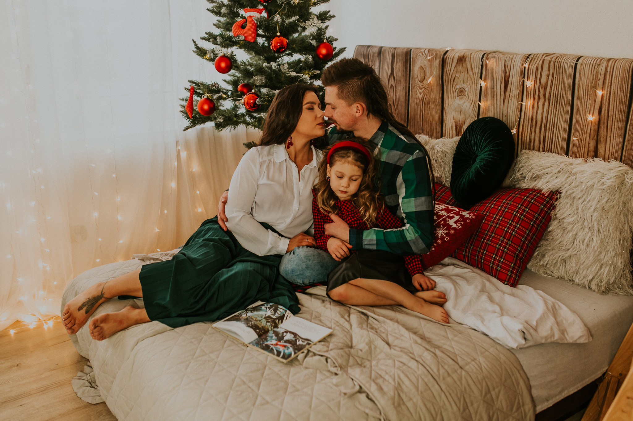 Rodzinna sesja świąteczna na łóżku