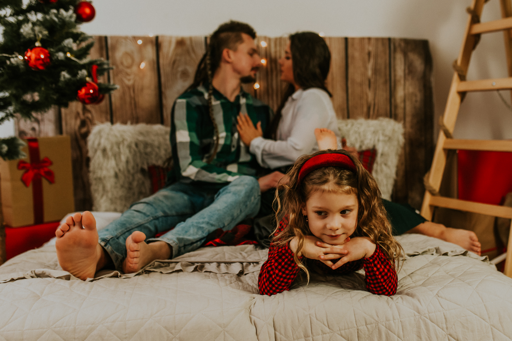 Świąteczna sesja na łóżku
