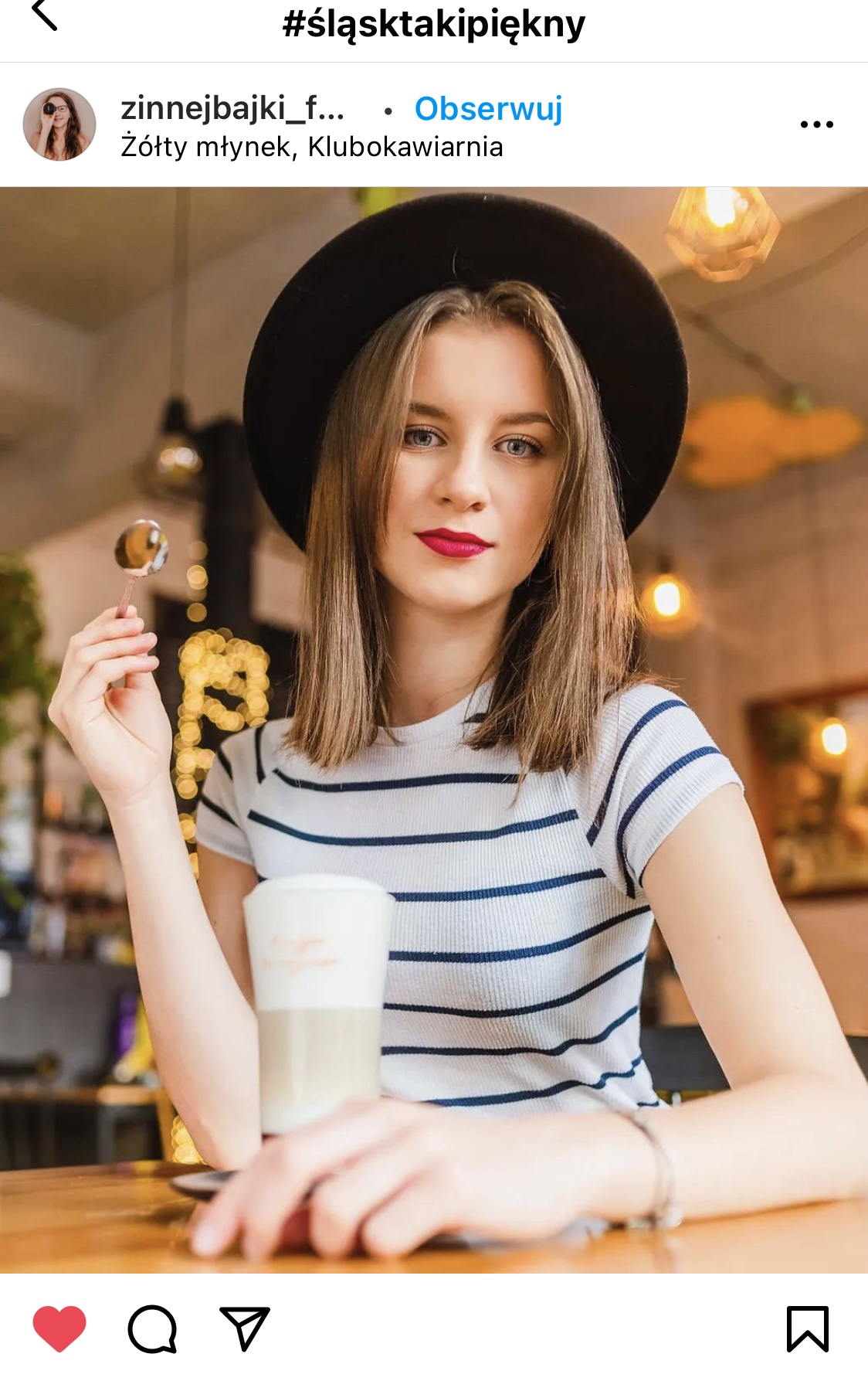 Dziewczyna w kapeluszu i tshircie w paski siedzi w kawiarni czy latte. #śląsktakipiękny