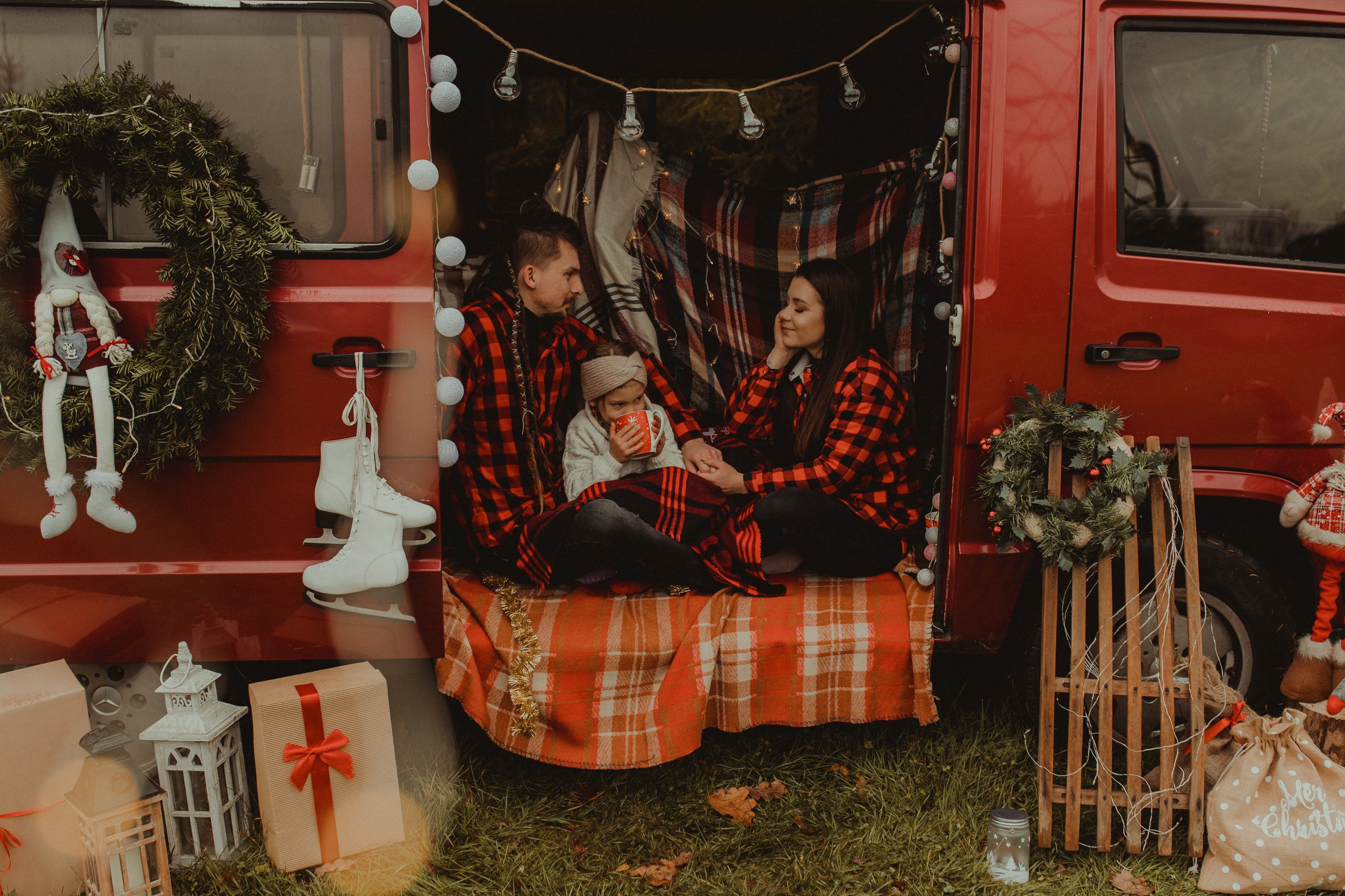 Sesja świąteczna w czerwonym busie