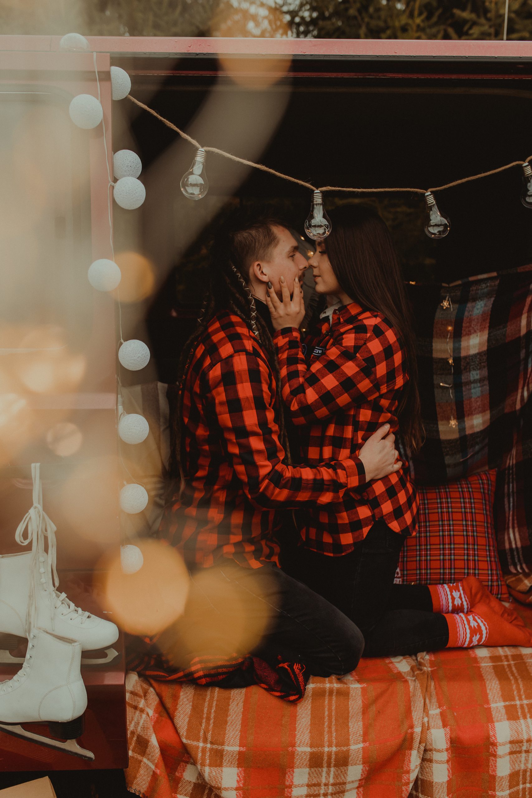 Całująca się i wtulona w siebie para wewnątrz busa