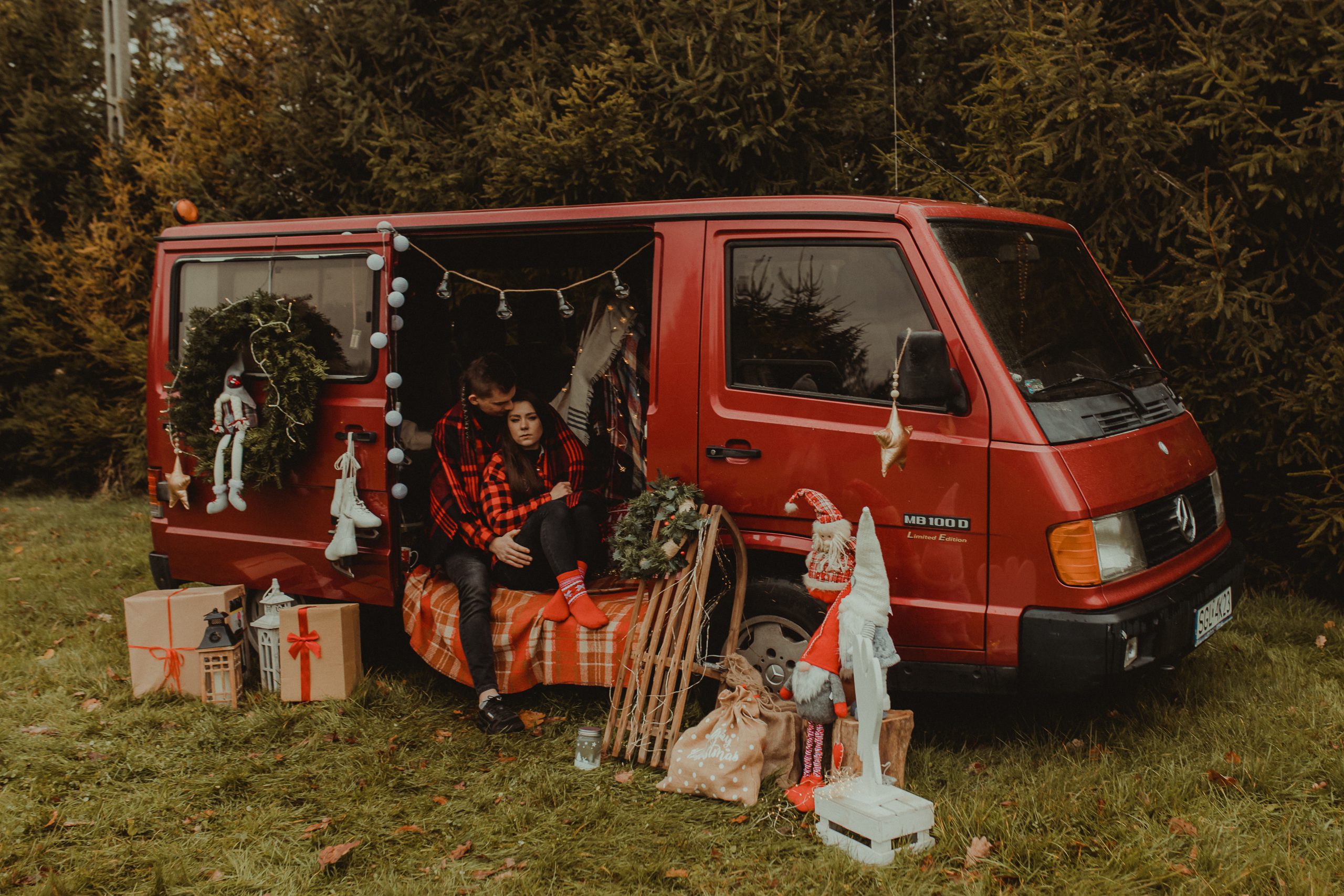 Czerwony bus z świątecznymi akcesoriami. Sesja świąteczna