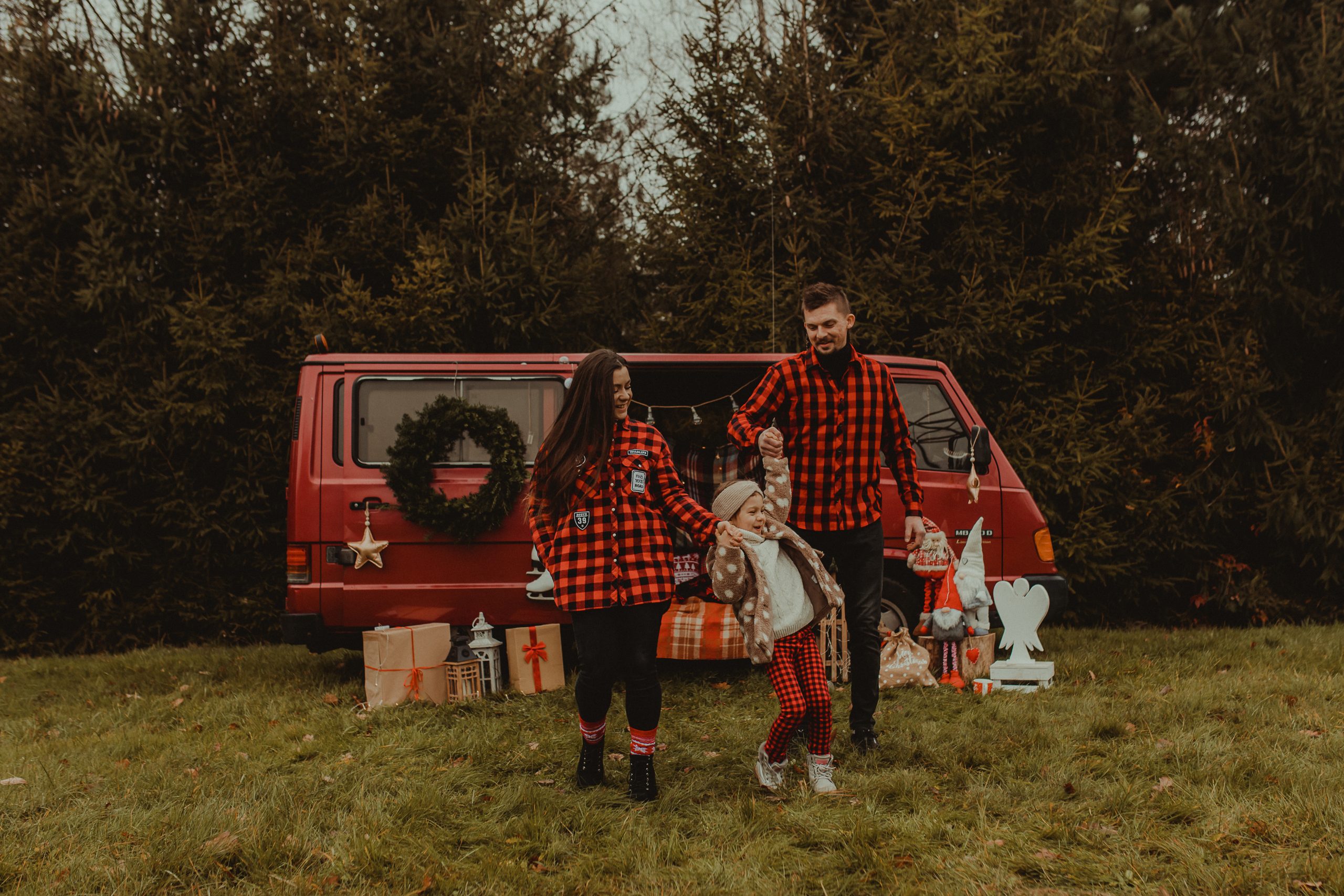 Rodzinne podskoki przed świątecznym busem