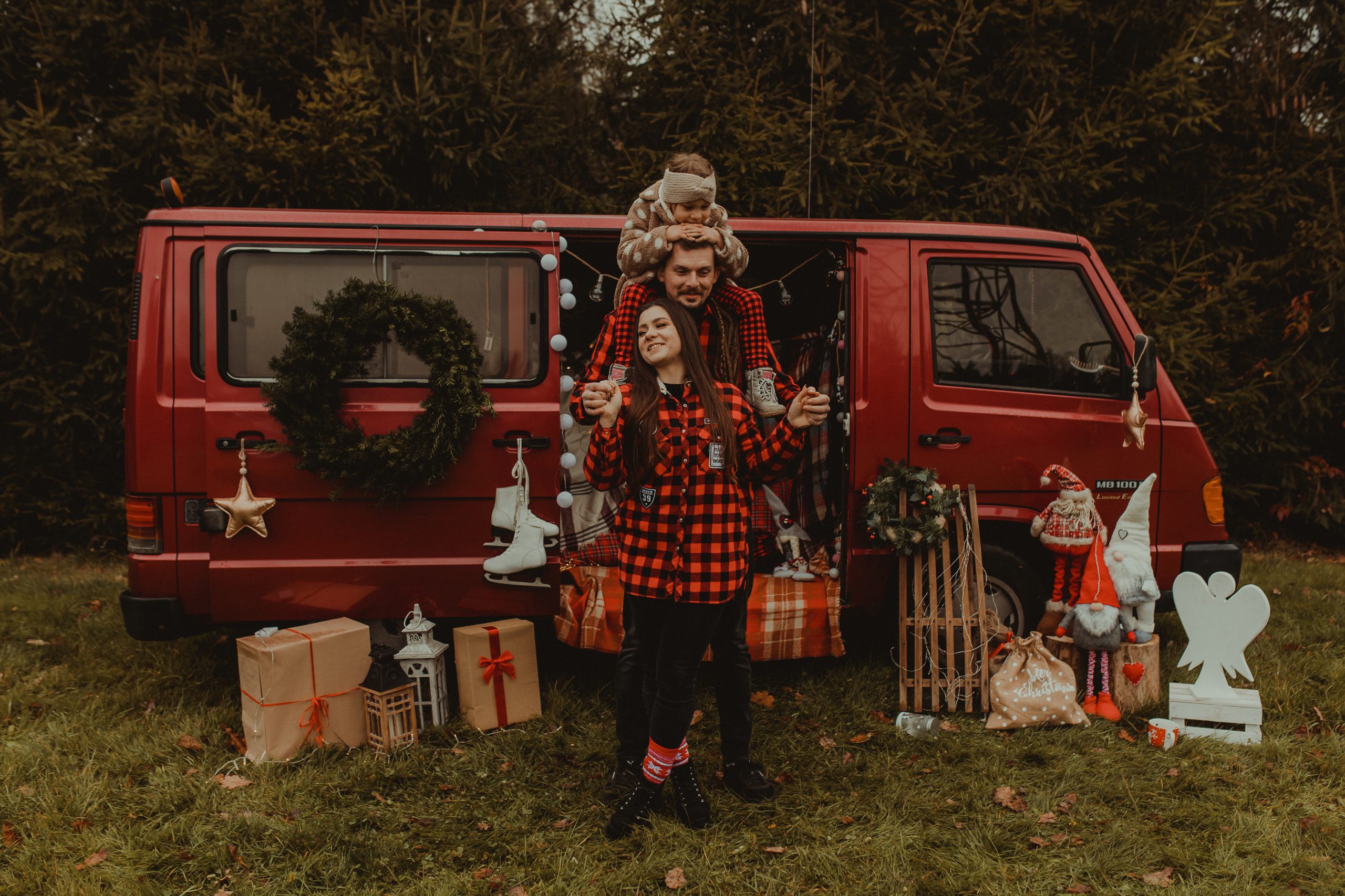 Sesja świąteczna. Rodzina ustawiona w piramidę, dziewczynka na barana taty.