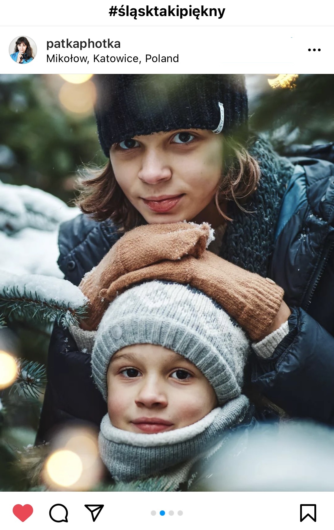 Rodzeństwo. Starczy brat trzyma ręce na głowie młodszego brata są do siebie przytuleni. Zimowa sceneria.