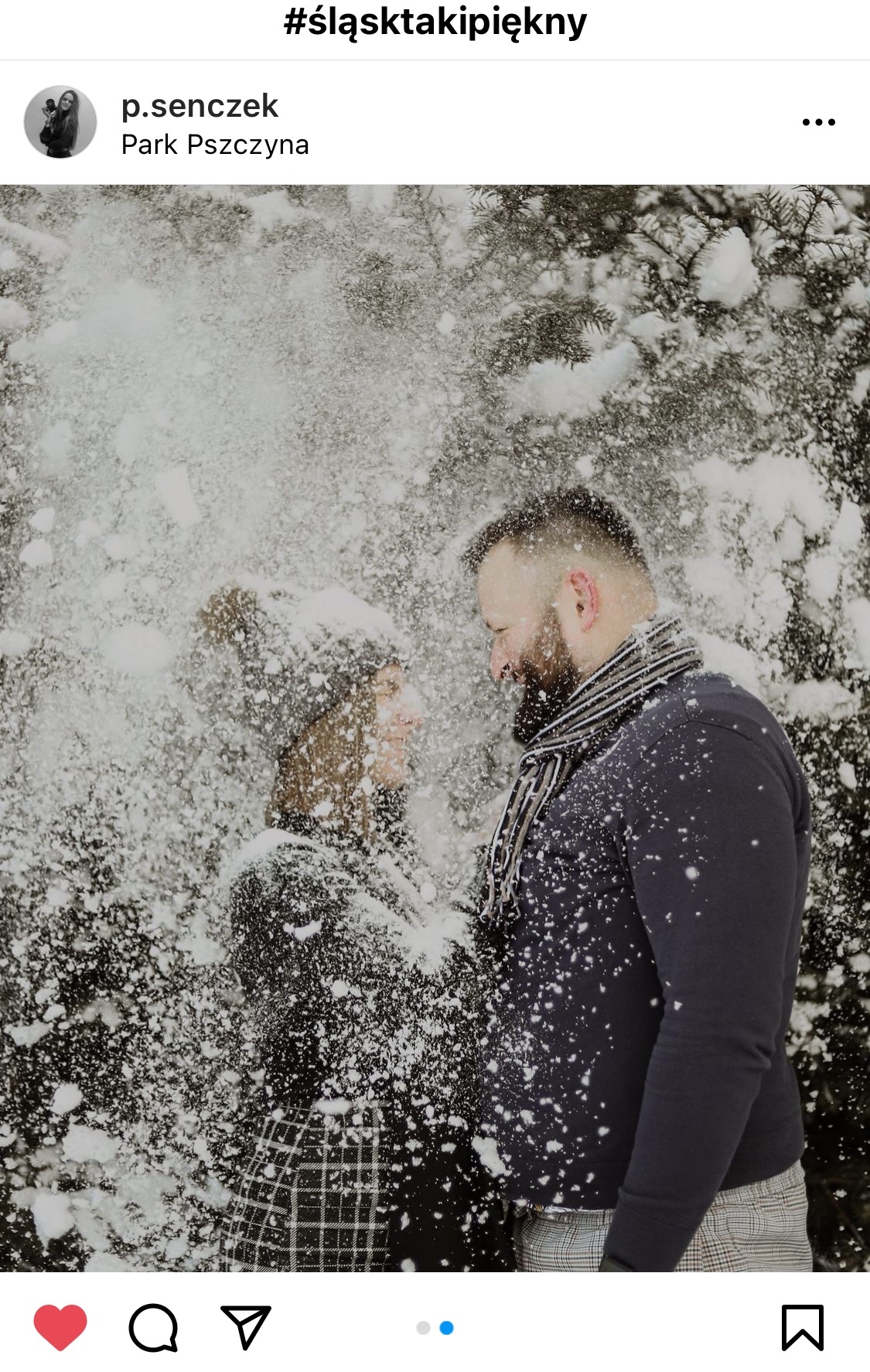 Para stojąca blisko siebie. Ubrana na zimowo w tle zdjęcia śnieżyca. #śląsktakipiękny