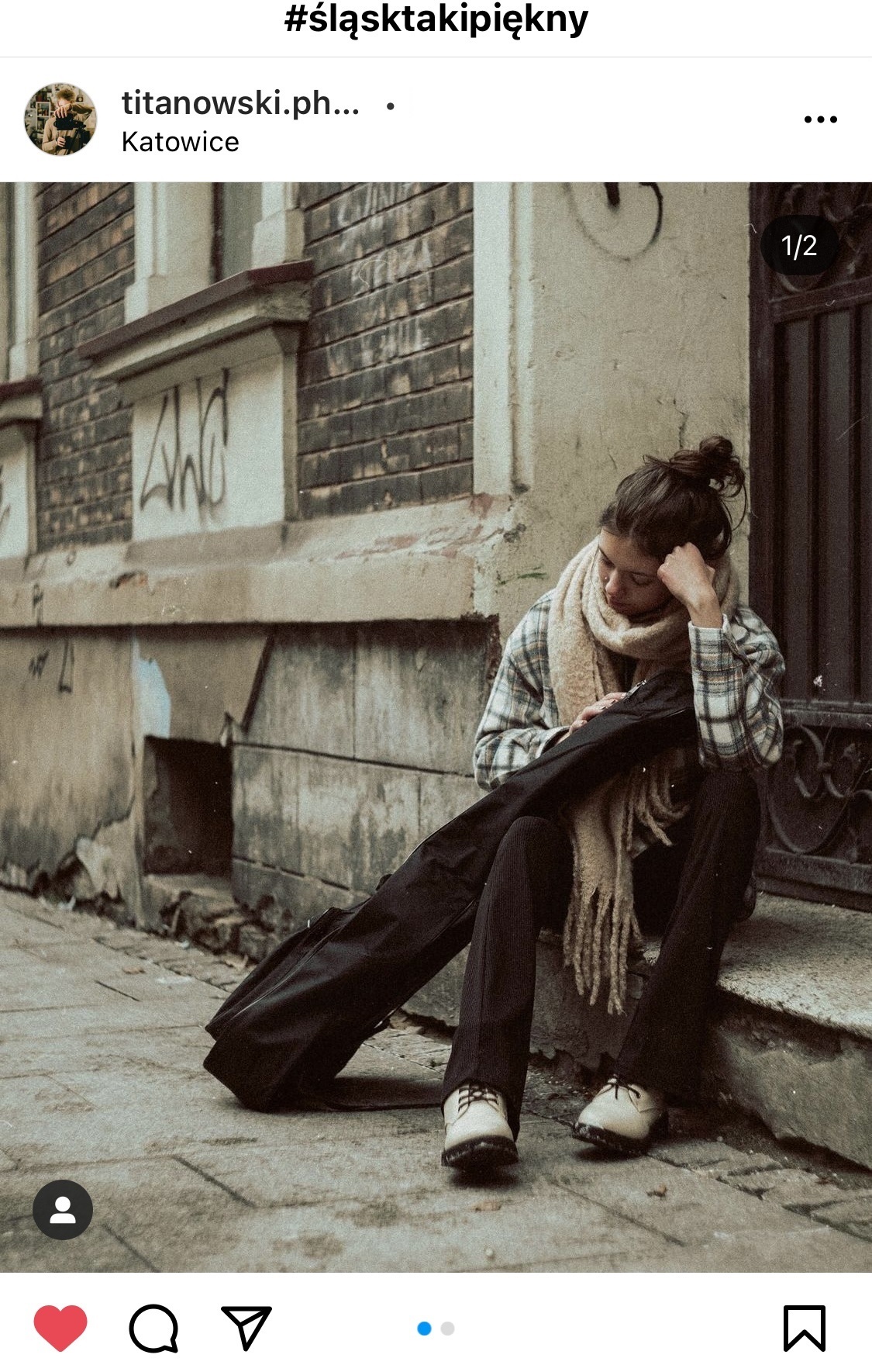 Dziewczyna, siedząca w wejściu do kamienicy z gitarą. #śląsktakipiękny