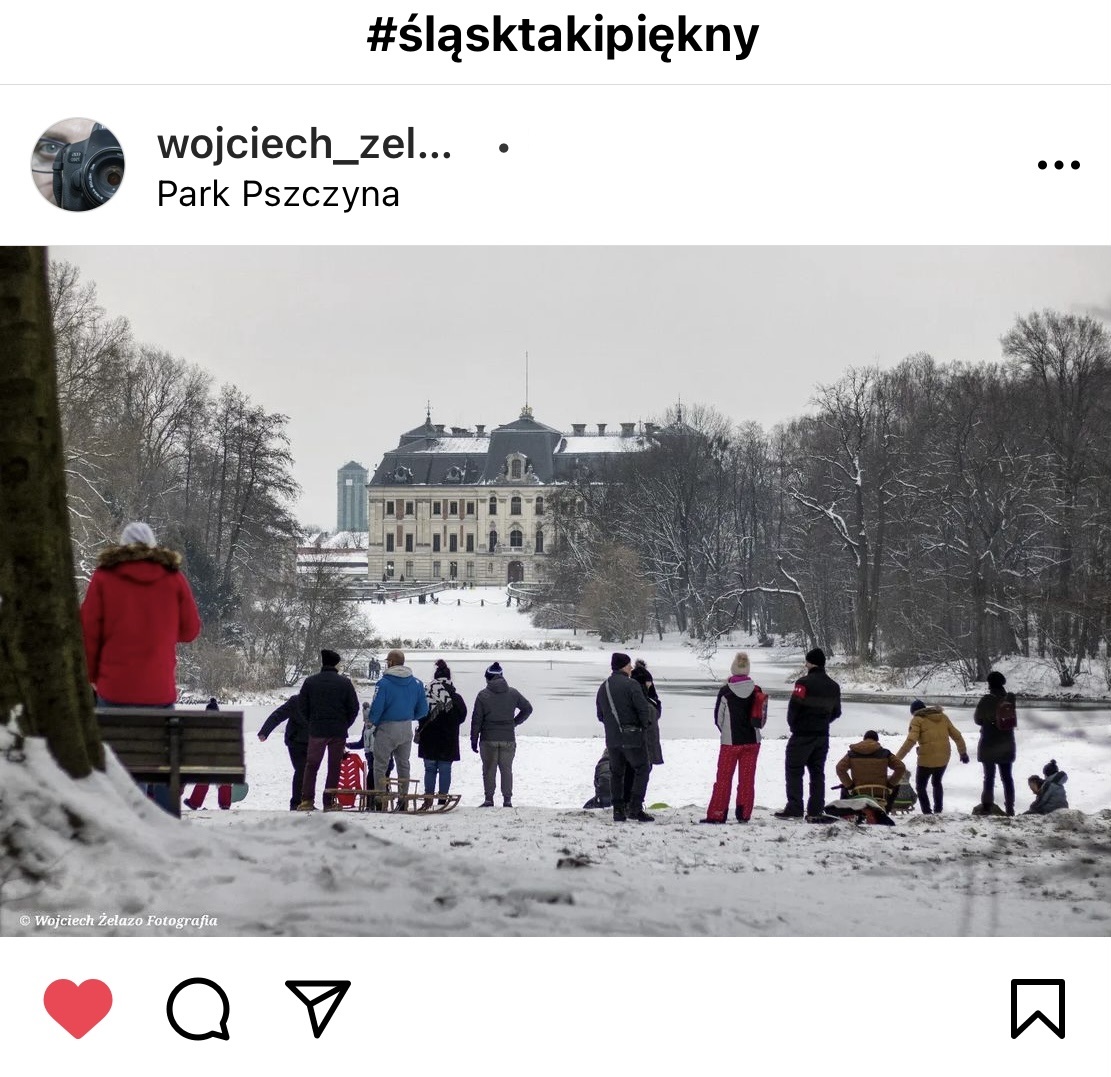 Dzieci stojące nad jeziorem z sankami. W tle pałac i park. #śląsktakipiękny