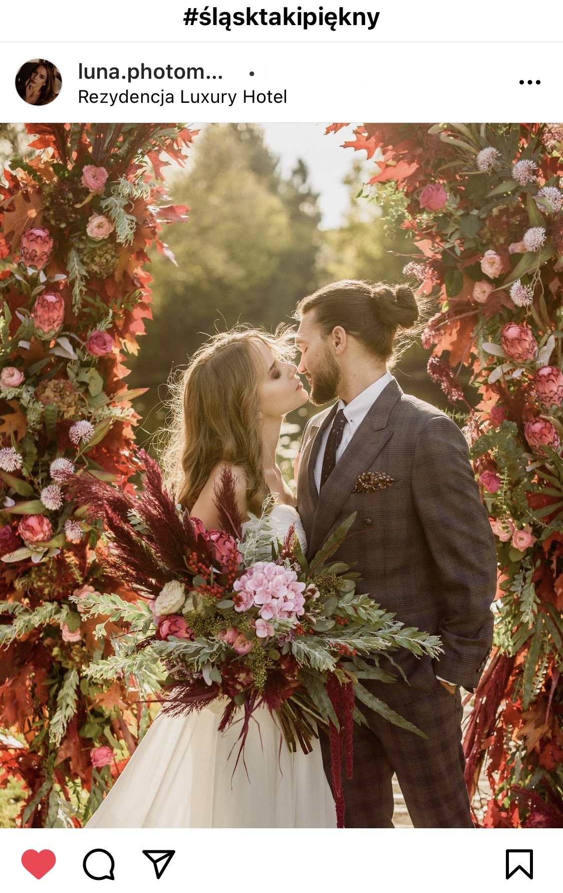 Młoda para całująca się w pergoli kwiatów. #śląsktakipiękny