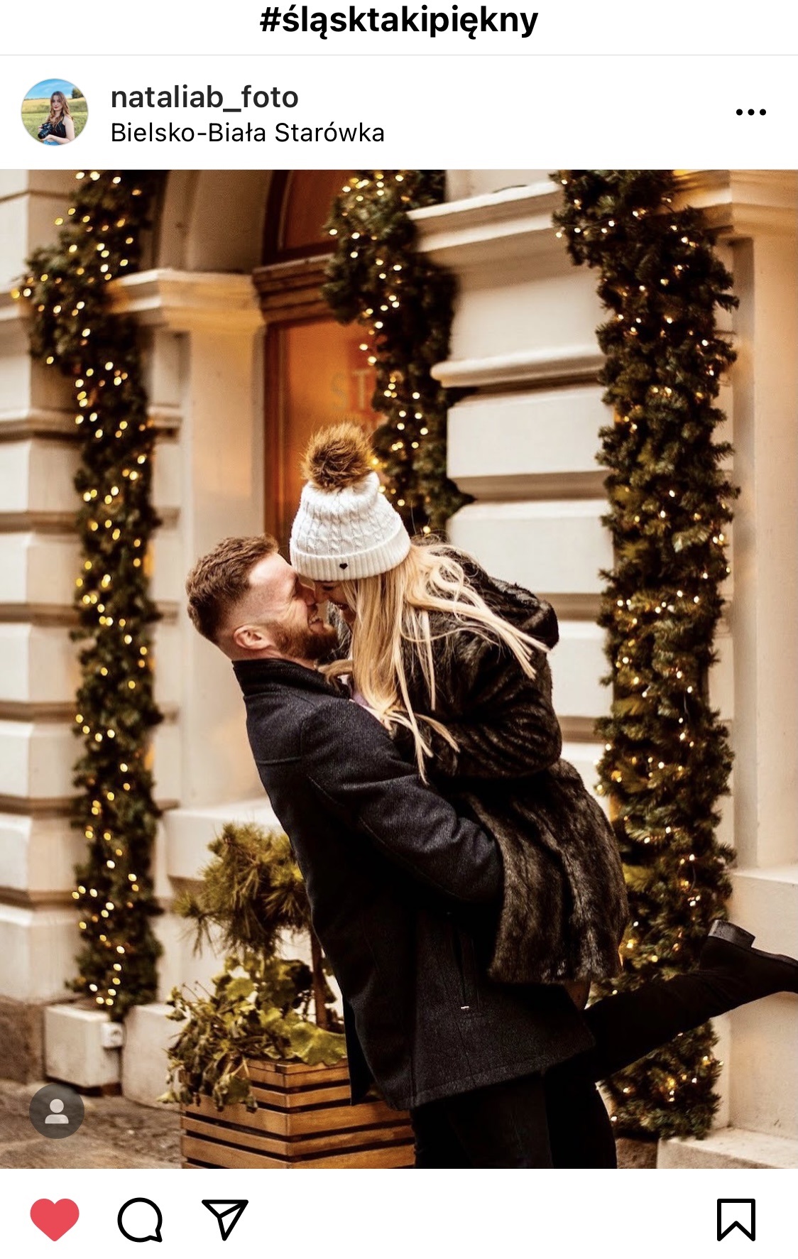 Mężyzna trzyma na rękach kobietę. Całują się ubrani na zimowo. #śląsktakipiękny
