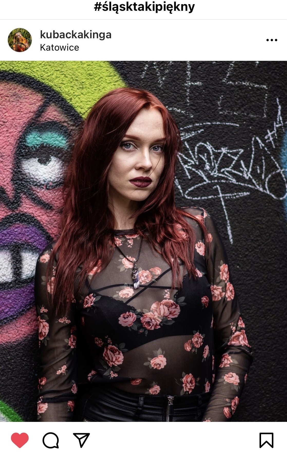 Kobieta o rudych włosach na tle grafitti. #śląsktakipiękny