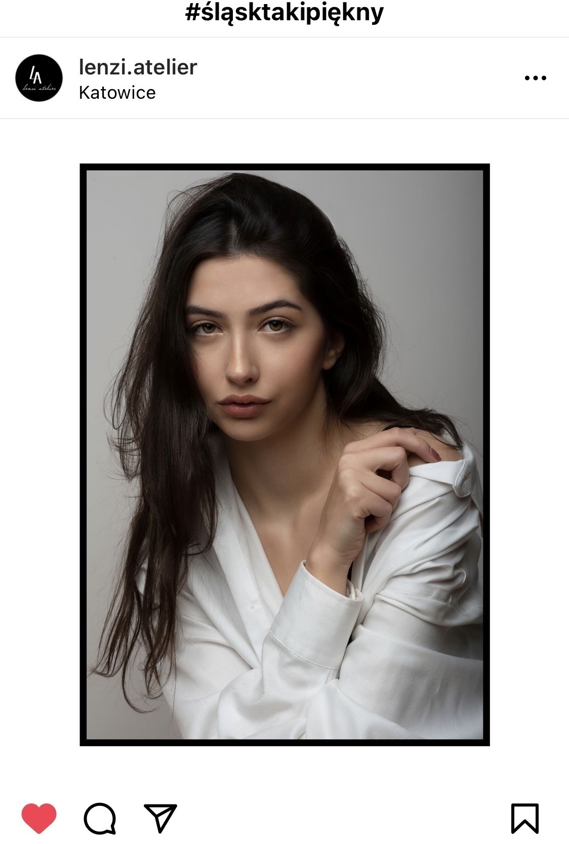 Portret kobiety. Brunetka w białej bluzce