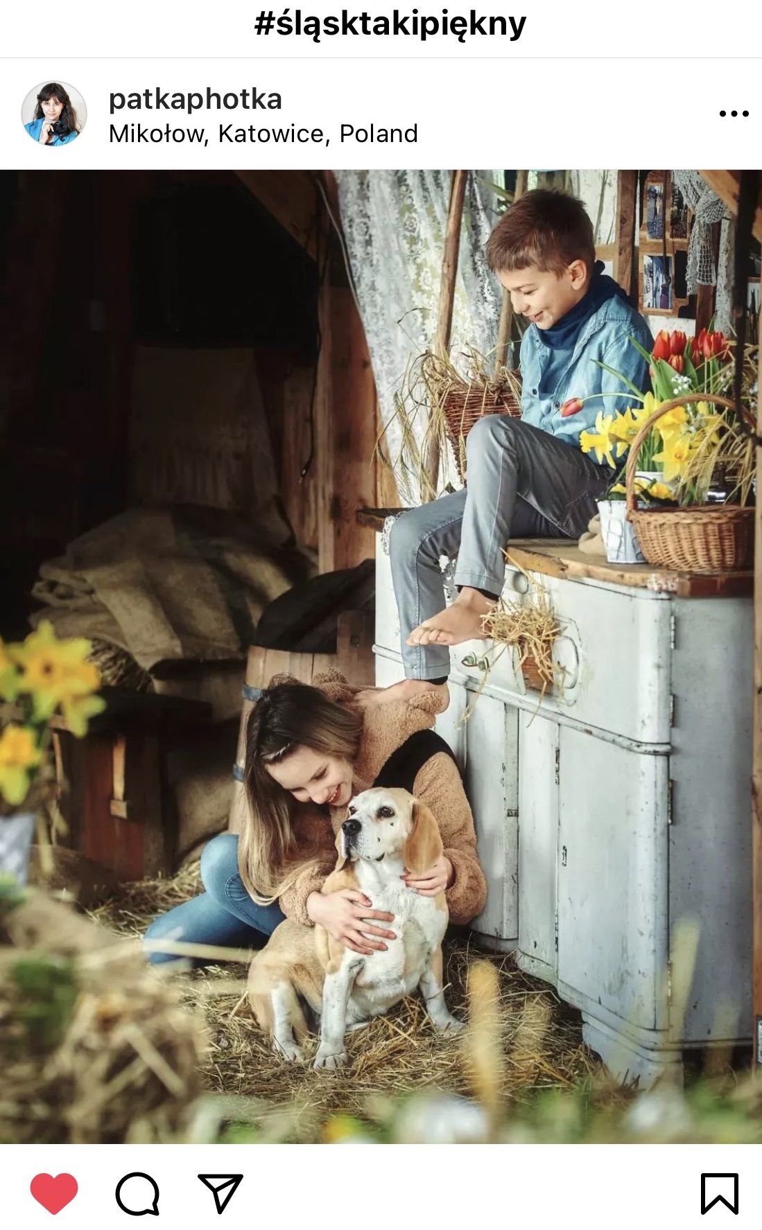 Ujęcie kobiety, dziecka i psa w starej spiżarni. #śląsktakipiękny