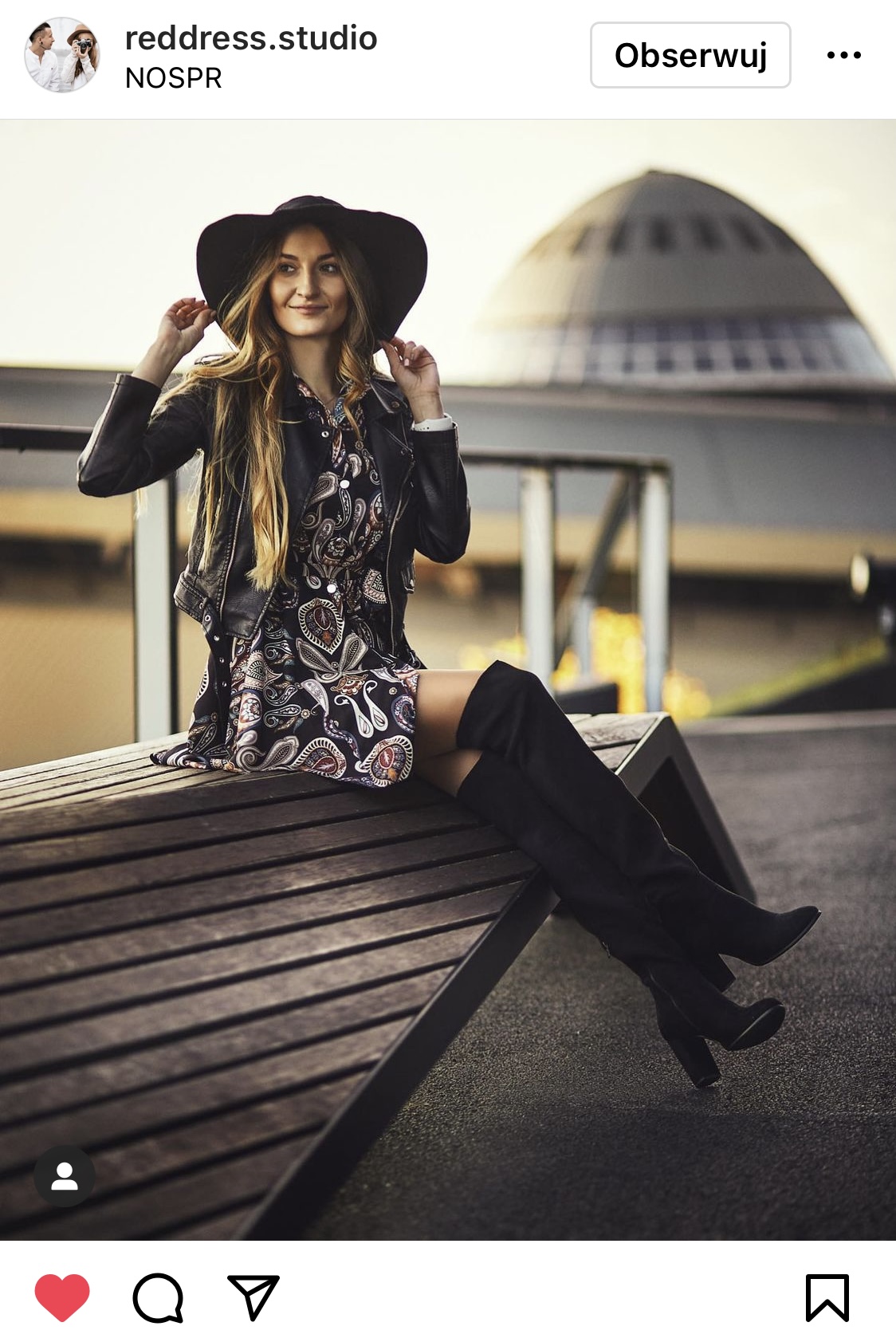 Pięknie ubrana dziewczyna w kapeluszu siedzi na ławce, w tle kopuła kosmiczna #śląsktakipiękny