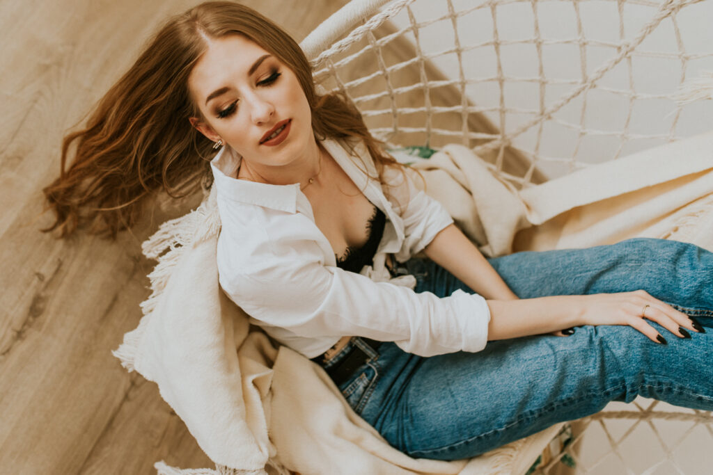 dziewczyna siedzi i relaksuje się na huśtawce