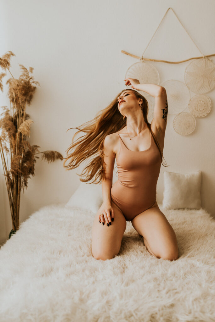 kobieta pozuje przed obiektywem na łóżku