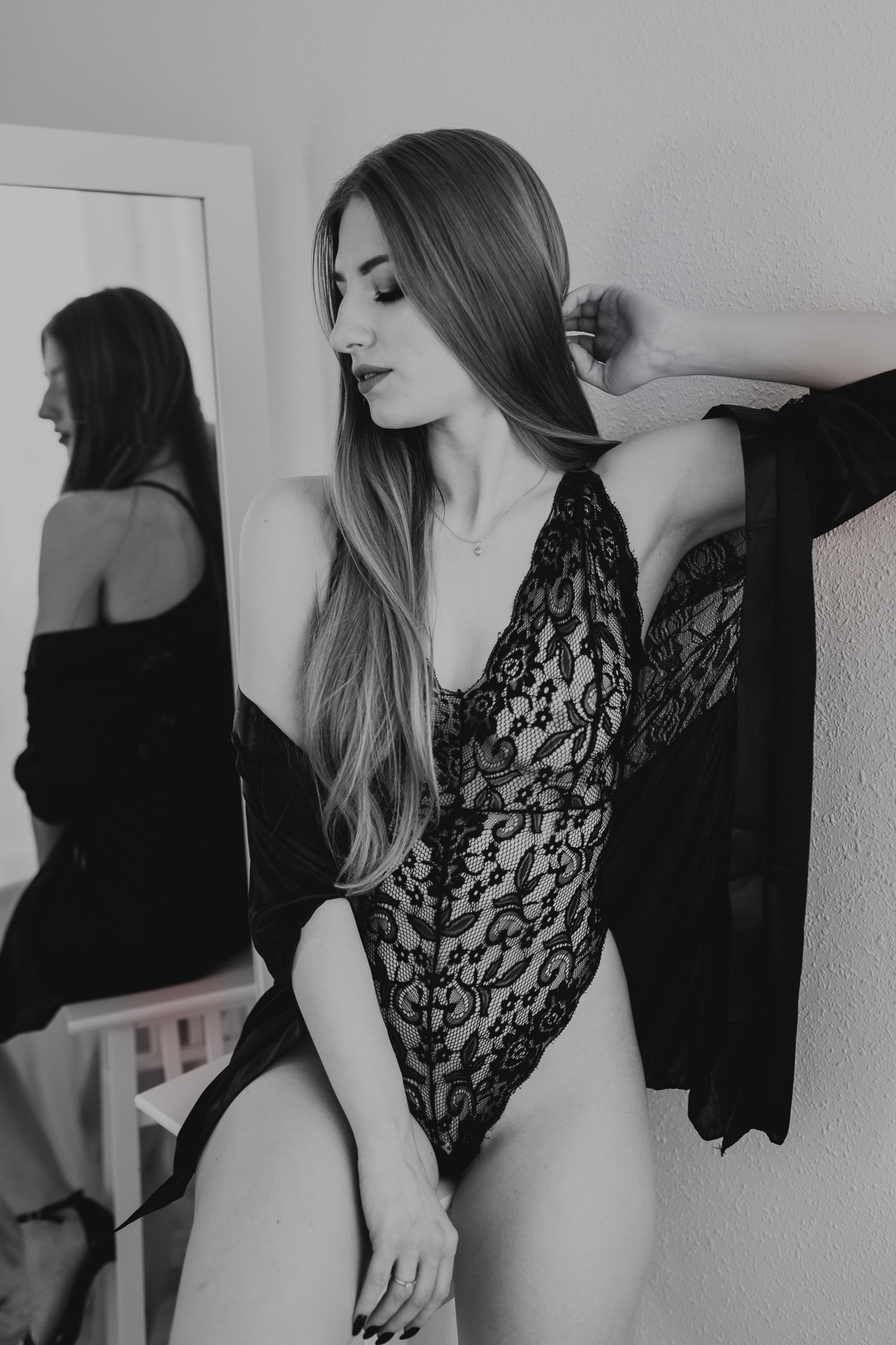 czarno-białe ujęcie z odbiciem w lustrze kobiety