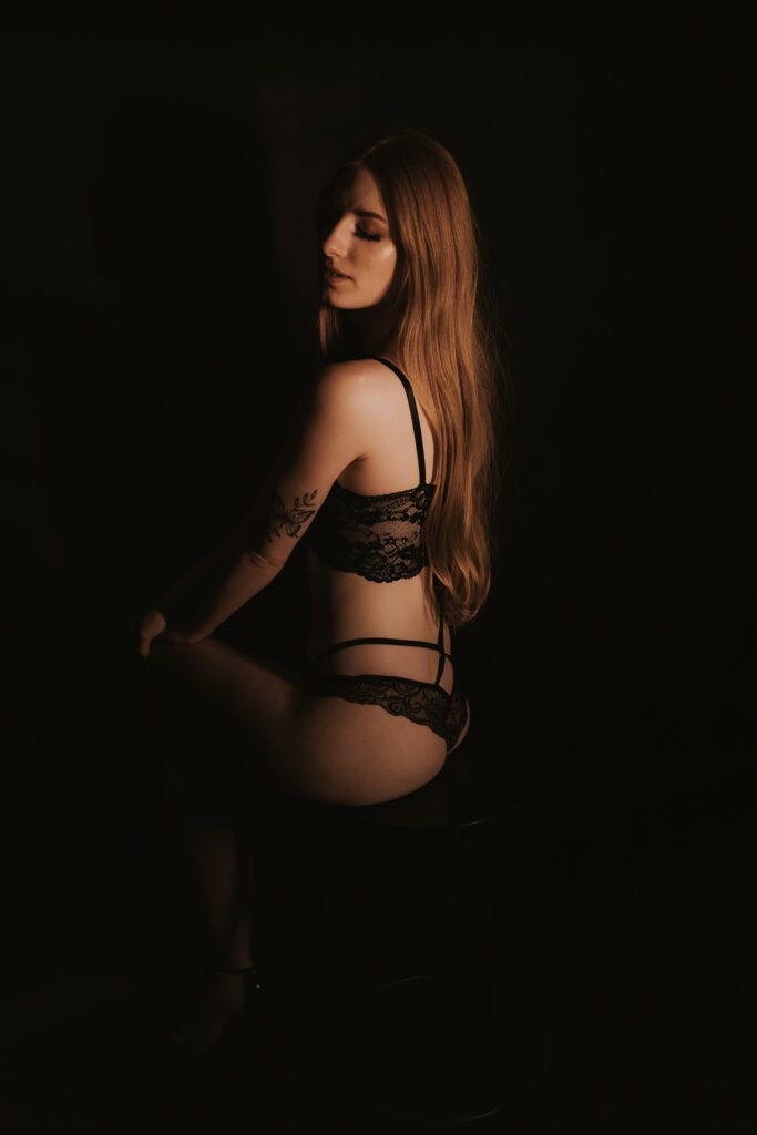 zdjęcie w bieliźnie na czarnym tle, widać obrys pięknej kobiety