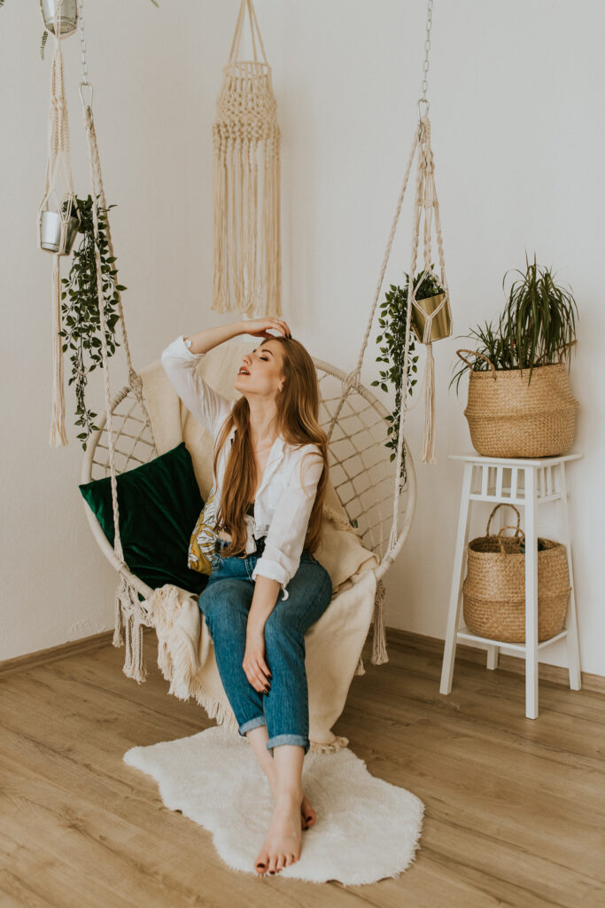 dziewczyna siedzaca na hustawce wiszacej