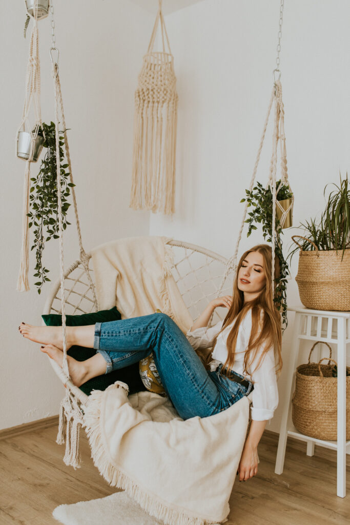 kobieta pozujaca na huśtawce