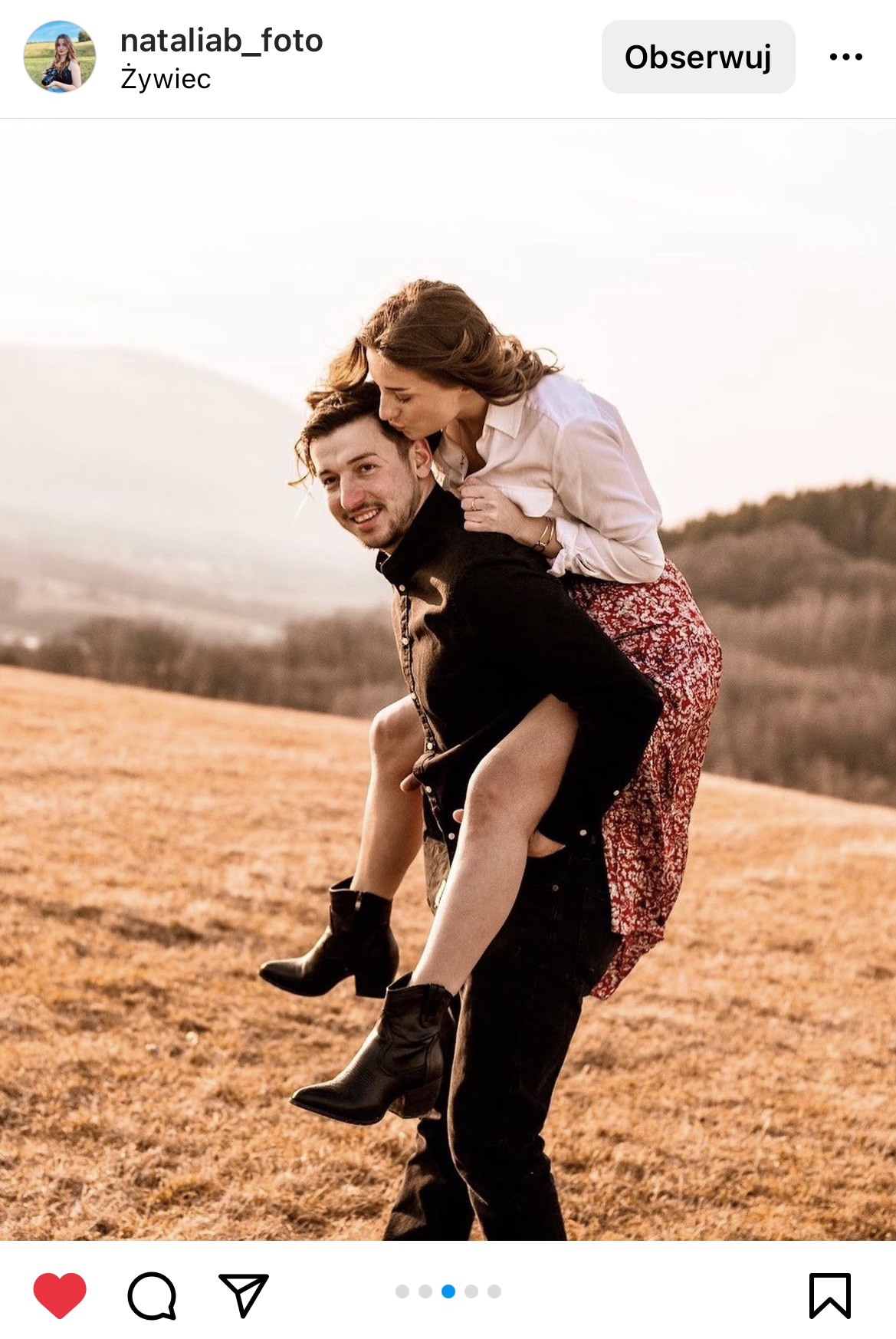 Mężczyzna trzyma kobietę na plecach. W krajobrazie góry. #śląsktakipiękny