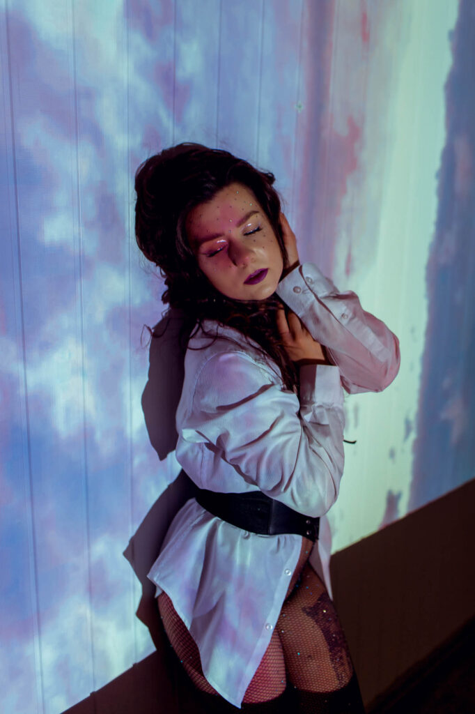 kobieta stojąca przy ścianie