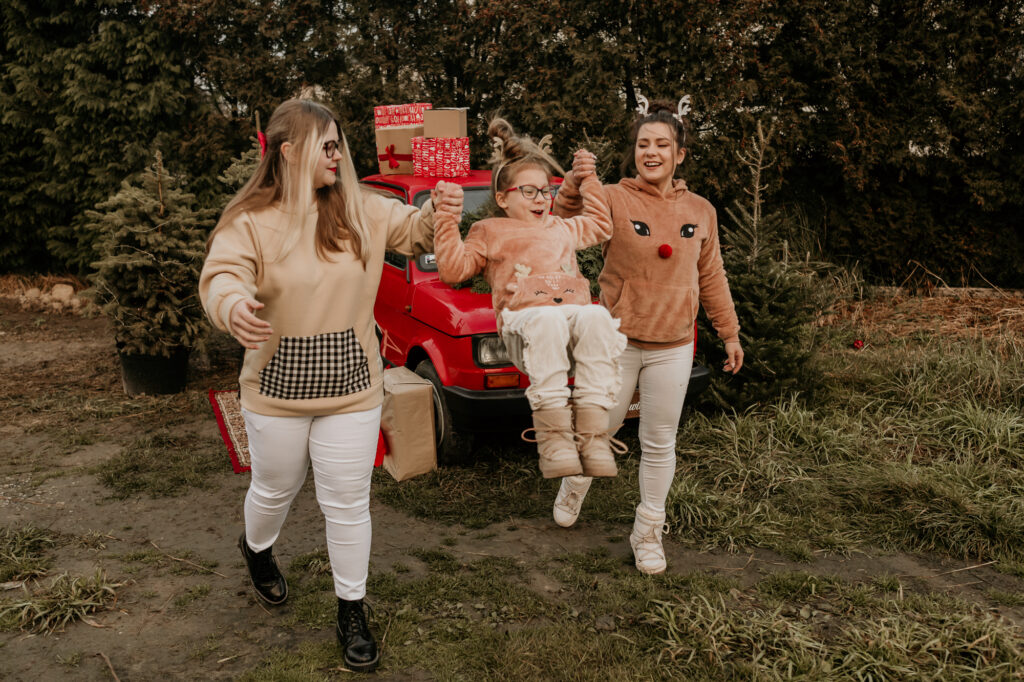 kobiety bawią się z dziewczynką na tle