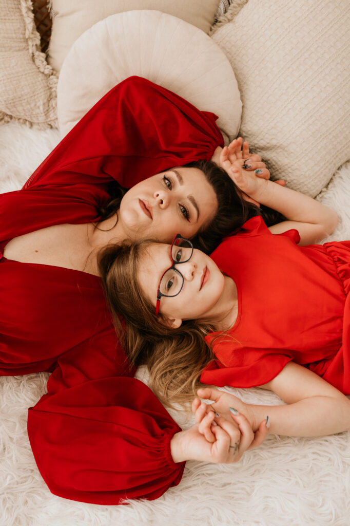 matka i córka leżą i patrzą w obiektyw