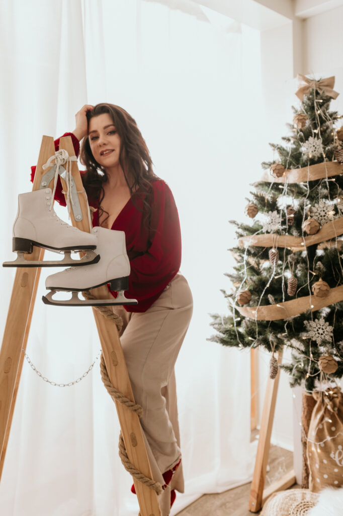 kobieta na drabinie na której wiszą łyżwy