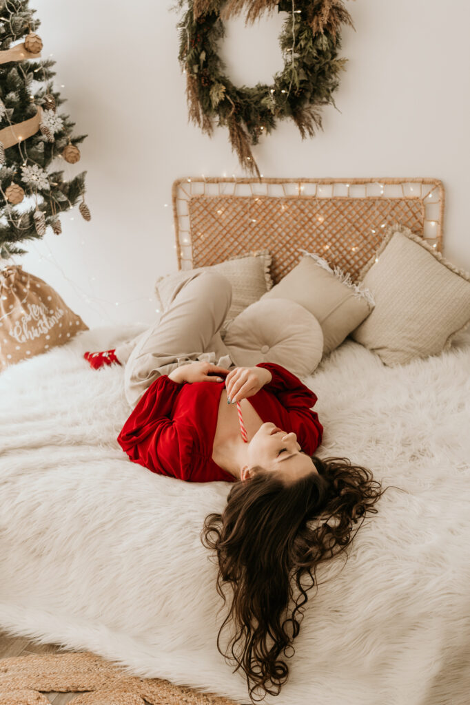 kobieta leży na łóżku w stylu boho