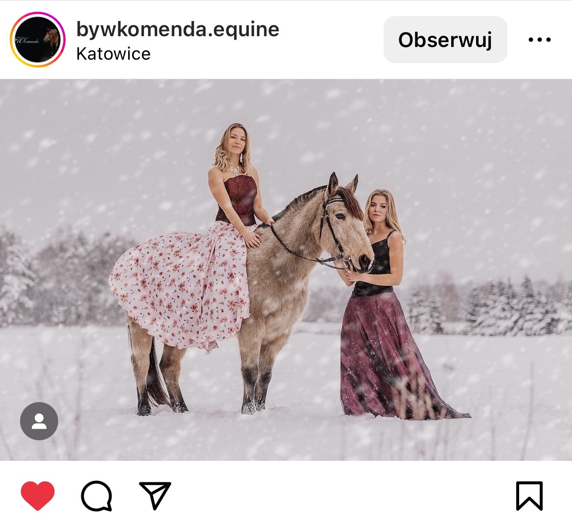 Zimowa sceneria. Kobieta siedząca na koniu w pięknej sukni, a obok druga kobieta trzymająca konia, również w pięknej, balowej sukni. #śląsktakipiękny