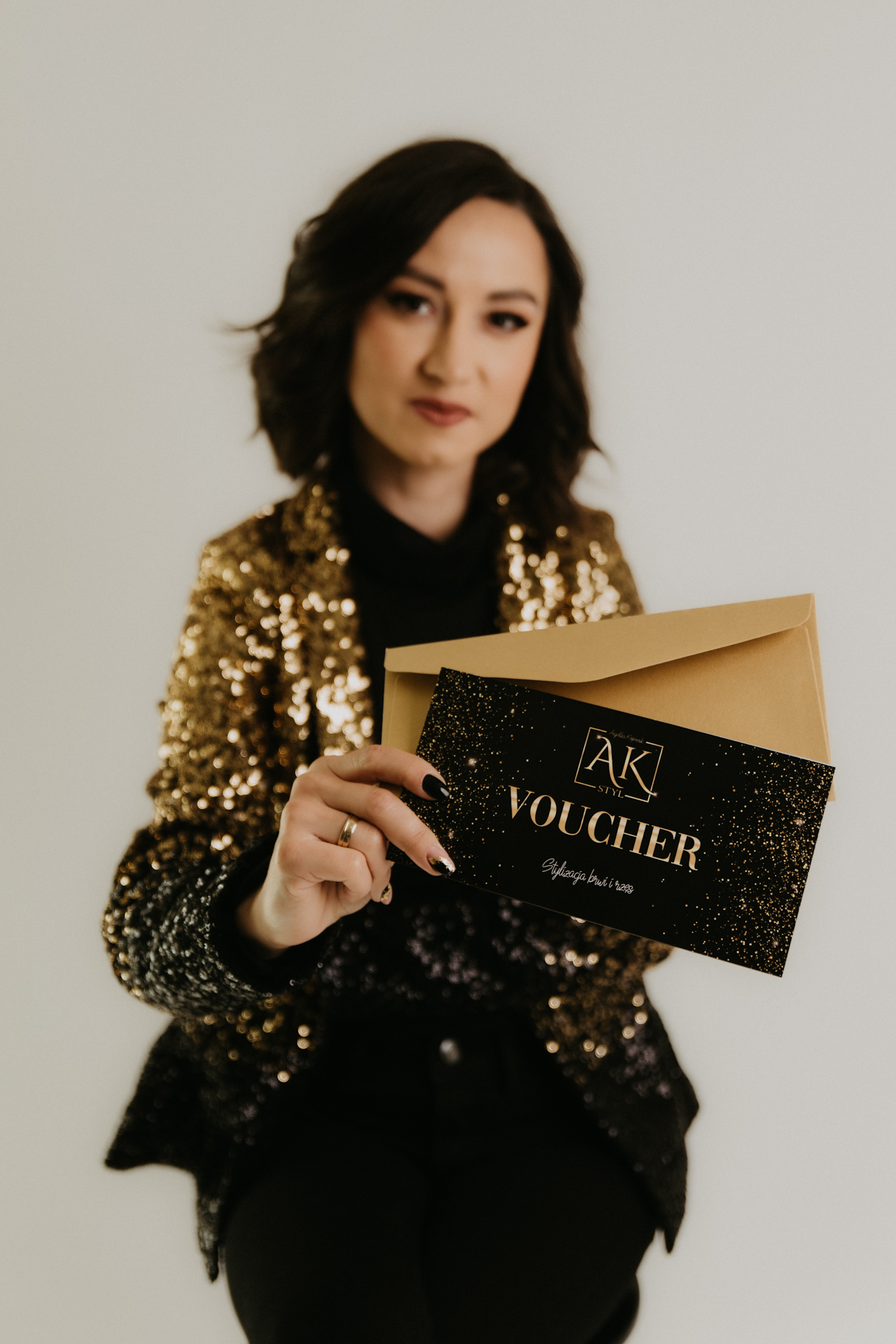 kobieta prezentuje voucher przed sobą, sesja wizerunkowa