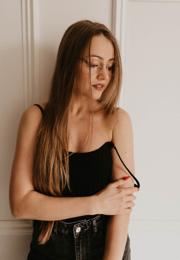 Portret kobiety zdejmującej ramiączko