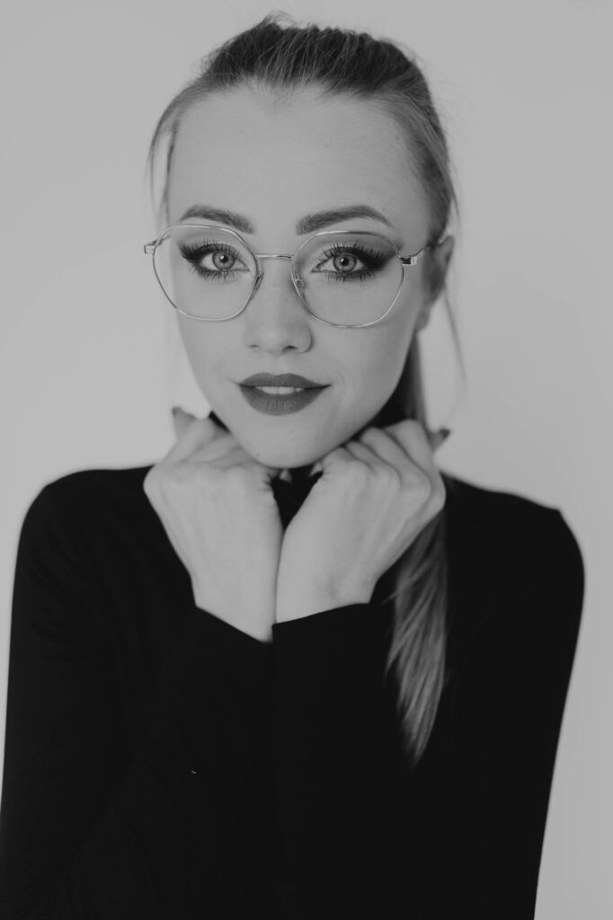 kobieta trzymająca ręce pod brodą portret