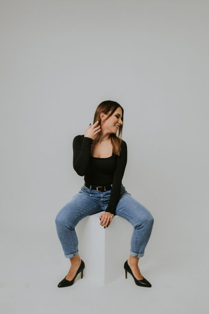 dziewczyna siedzi na podeście i trzyma się za włosy