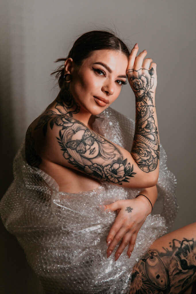 kobieta owinieta w folię bąbelkową