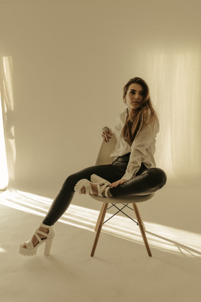 kobieta siedzi na krześle