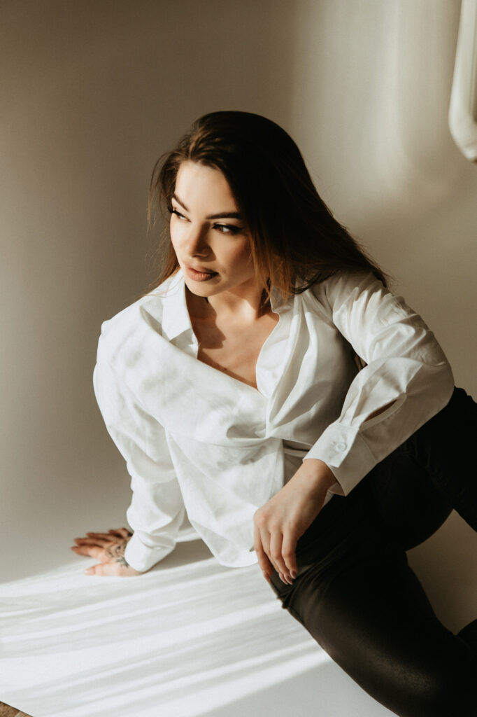 kobieta siedzi na podłodze i patrzy w lewo