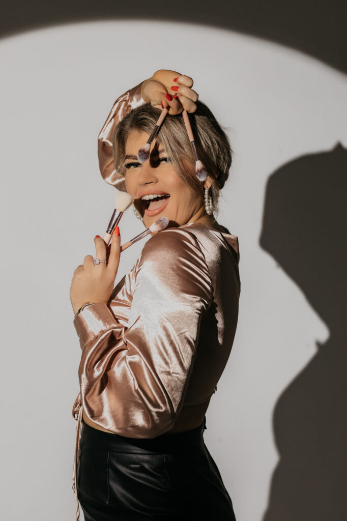 kobieta w rękach trzyma pędzle do makijażu