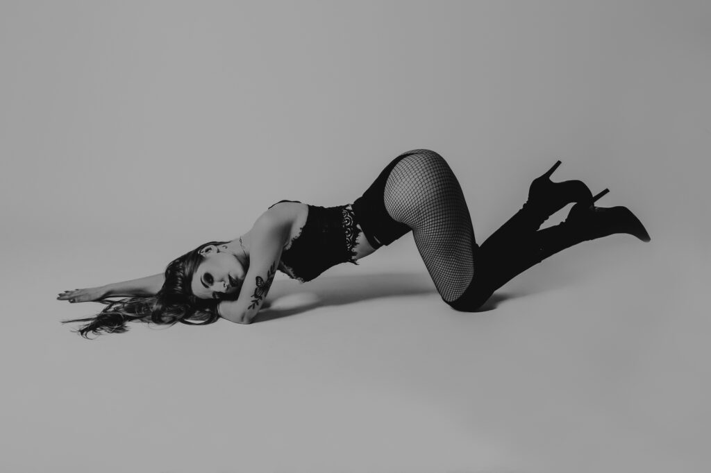 Czarno- biała fotografia kobiety w bieliźnie