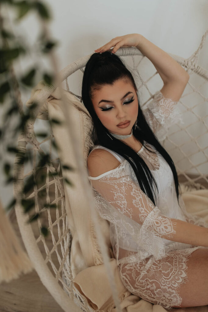 warsztaty fotografii kobiecej, dziewczyna ma zamknięte oczy na huśtawce