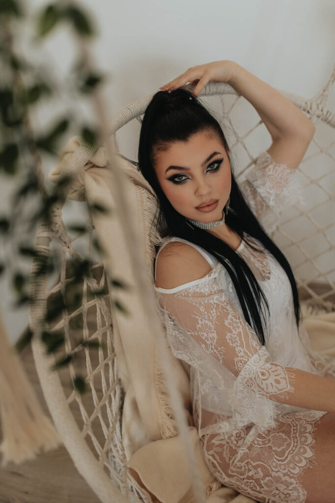 warsztaty fotografii kobiecej, dziewczyna ma otwarte oczy na huśtawce