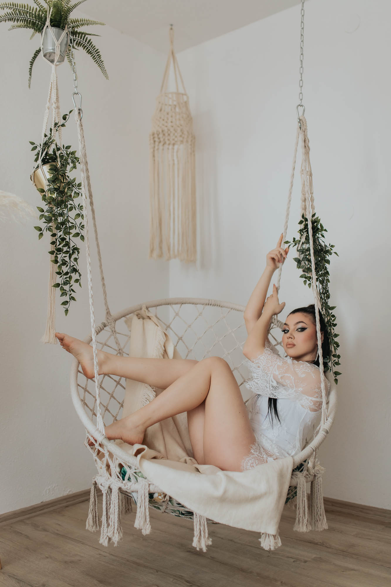 dziewczyna huśta się na boho huśtawce