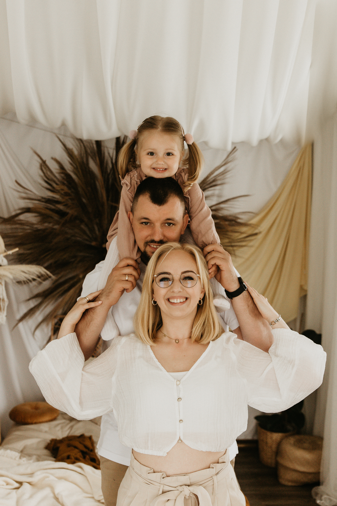 piramida uśmiechniętych osób mama tata i córka, sesja rodzinna